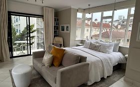 Cosy And Classy Sea Point Apartment